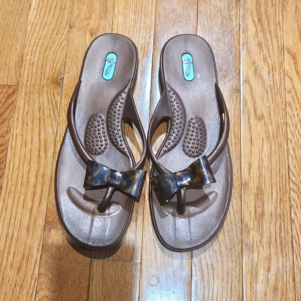 OKA. b flip flops. Size Lg